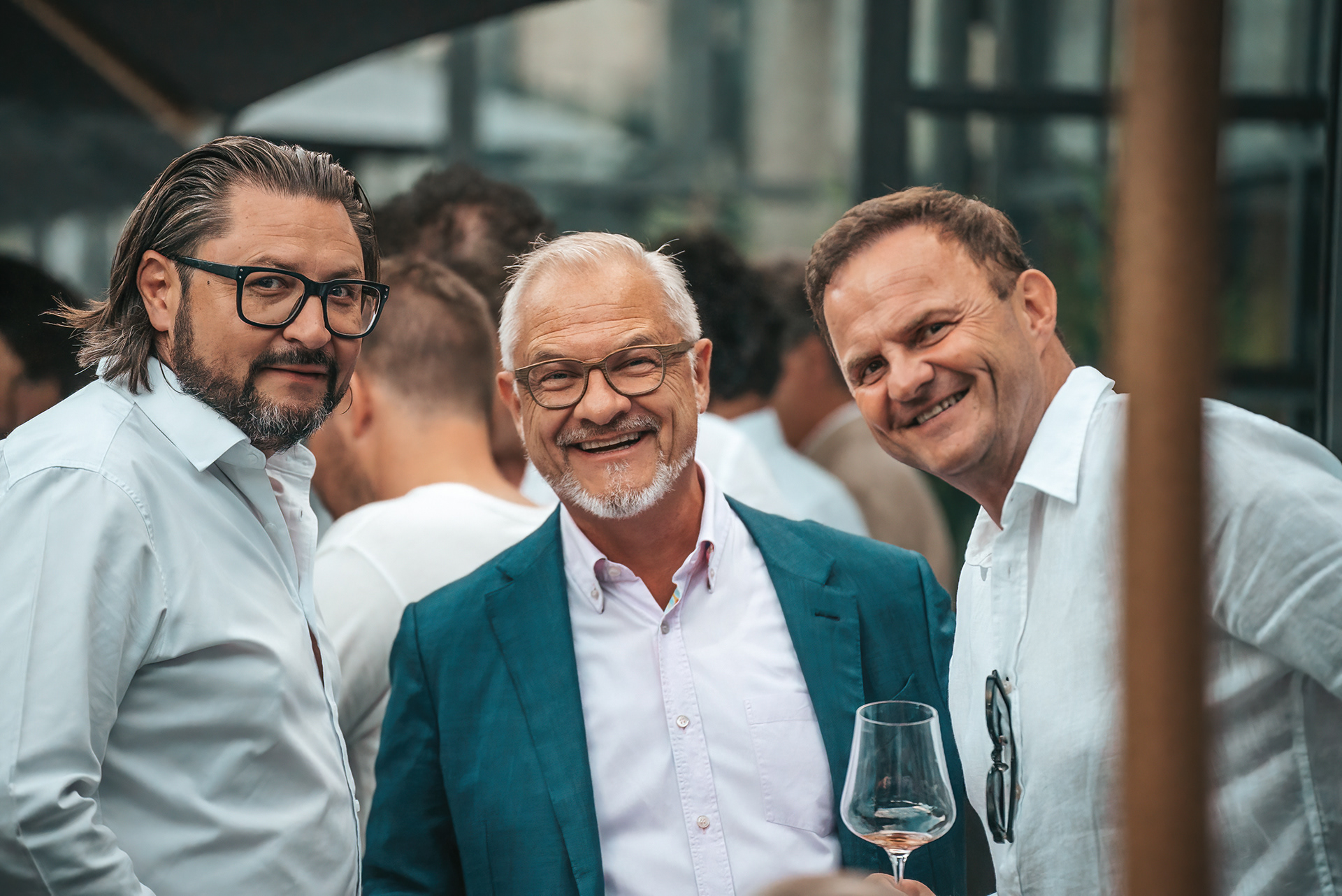 Gäste im Gespräch bei einem Apéro – Aufnahme 1