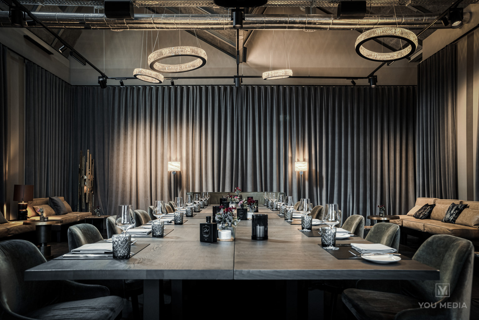 Restaurant-Interieur mit gedeckten Tischen und Lounge – Aufnahme 1